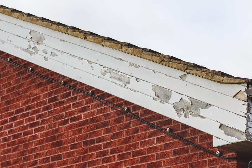 how to replace fascia board-red brick house with damaged white fascia board